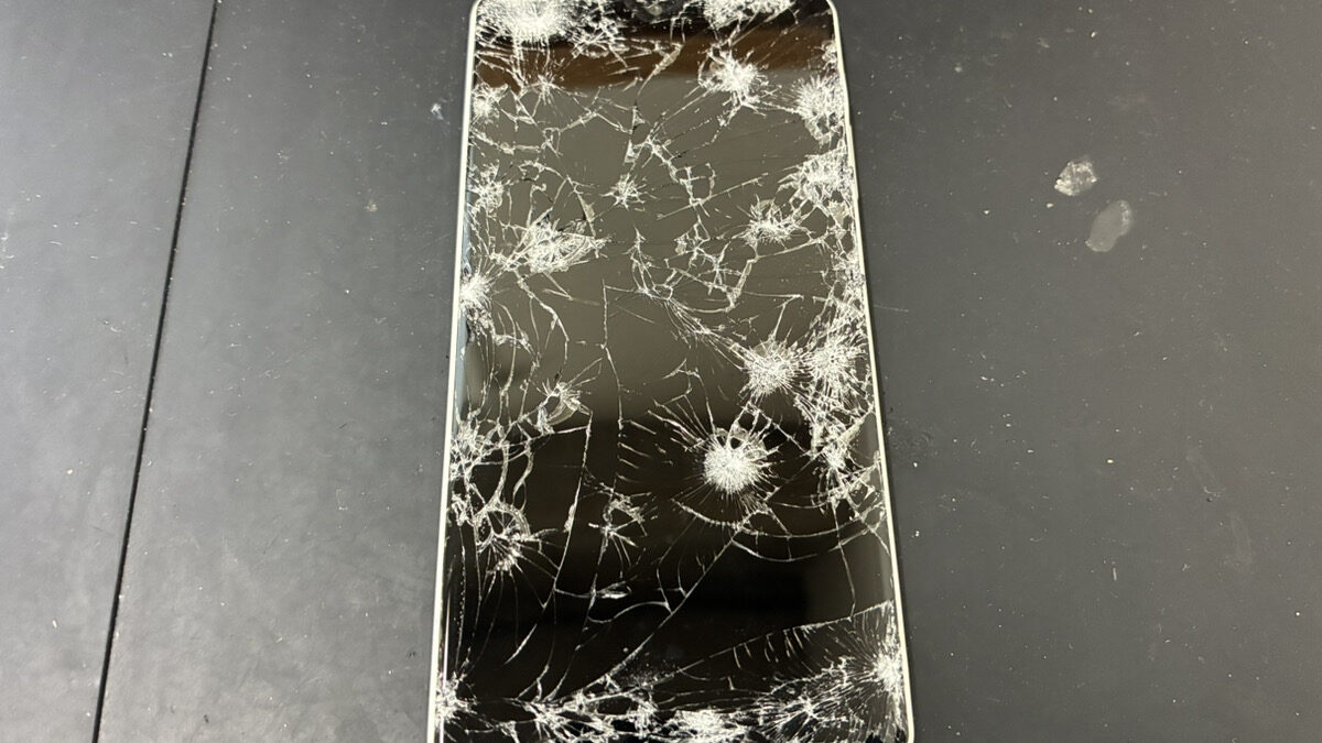 画面が割れて液晶が映らなくなったXperia AceⅡの修理依頼