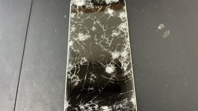 画面が割れて液晶が映らなくなったXperia AceⅡの修理依頼