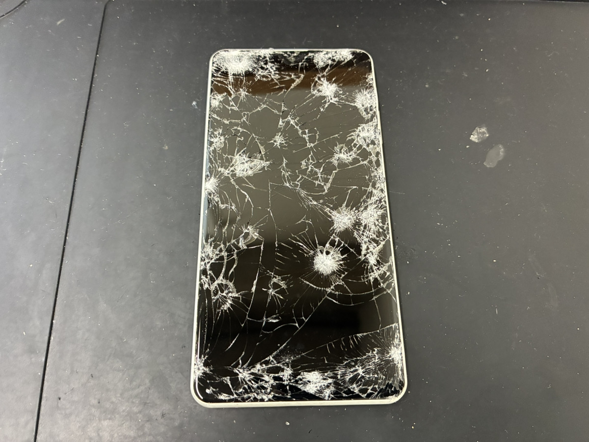 画面が割れているXperia AceⅡ