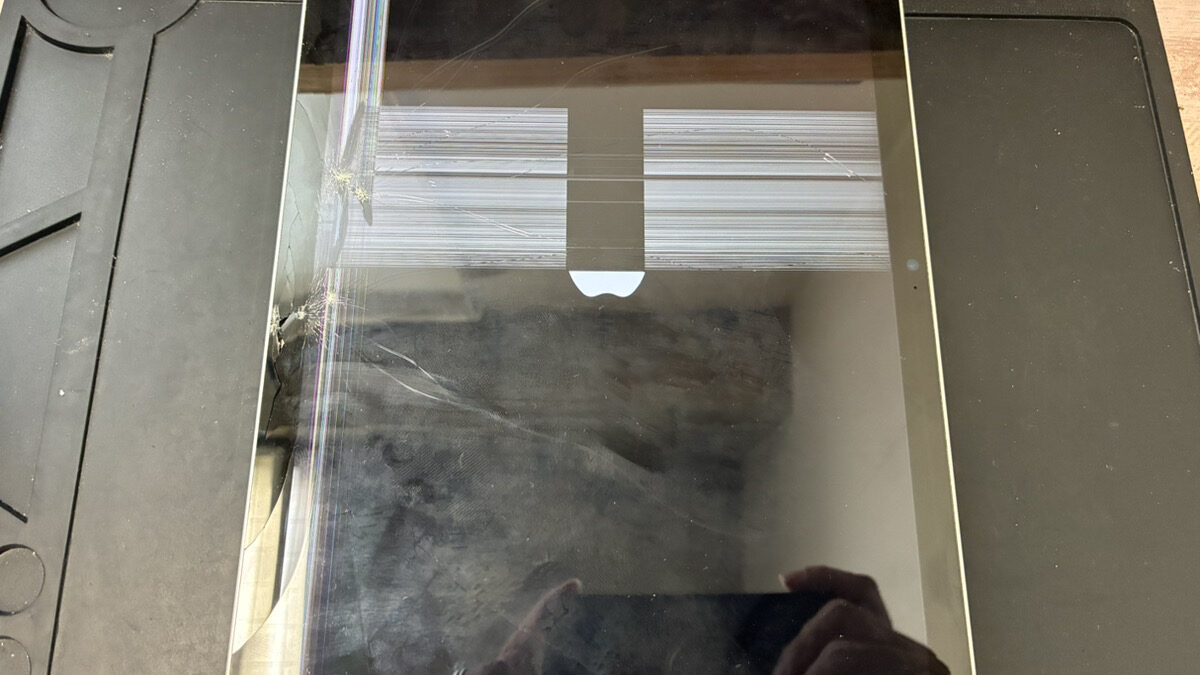 ガラスが割れて液晶まで壊れたiPad第10世代の修理もクイックリペアプラス鹿児島店へ！