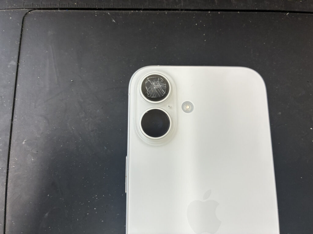 カメラレンズが割れているiPhone16