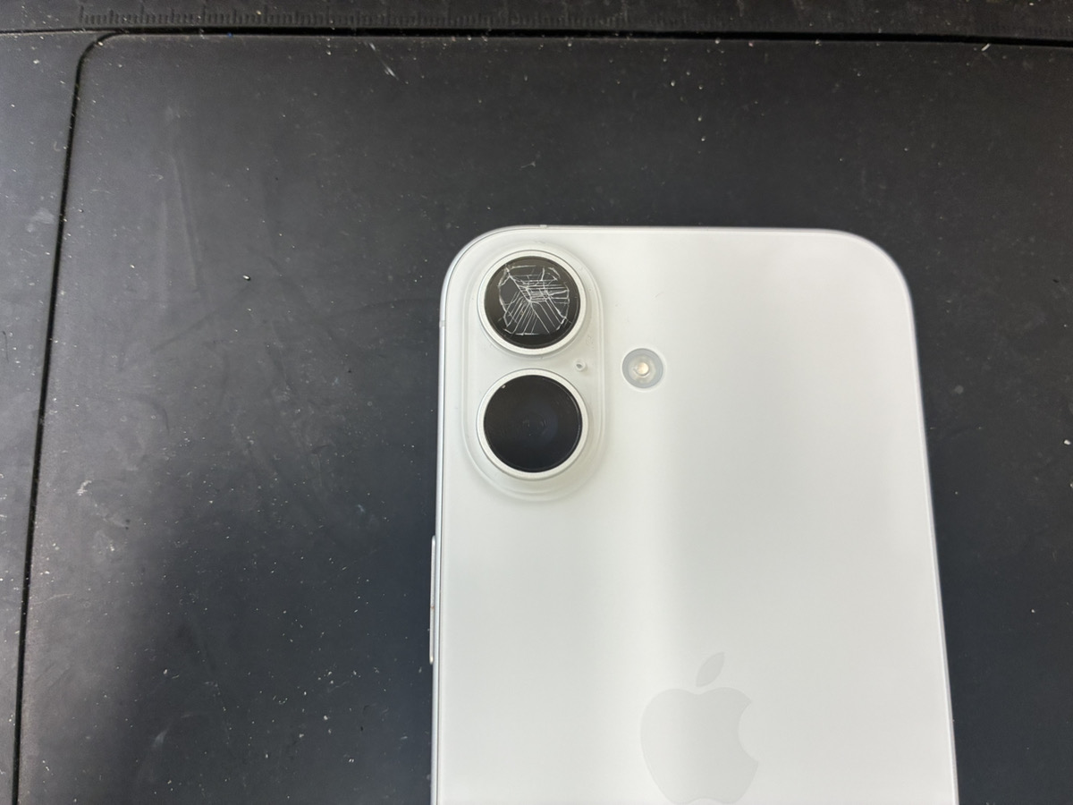 カメラレンズが割れているiPhone16