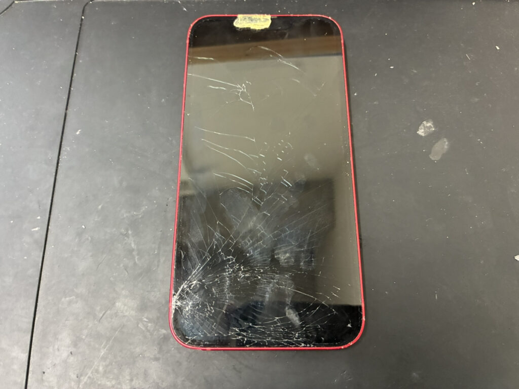 画面が割れているiPhone13