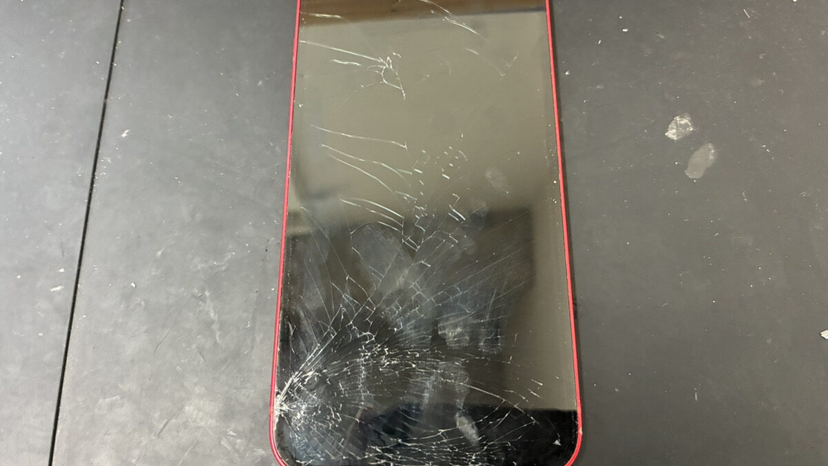 ガラスが粉々に割れてしまったiPhone13の画面交換修理