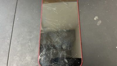 ガラスが粉々に割れてしまったiPhone13の画面交換修理