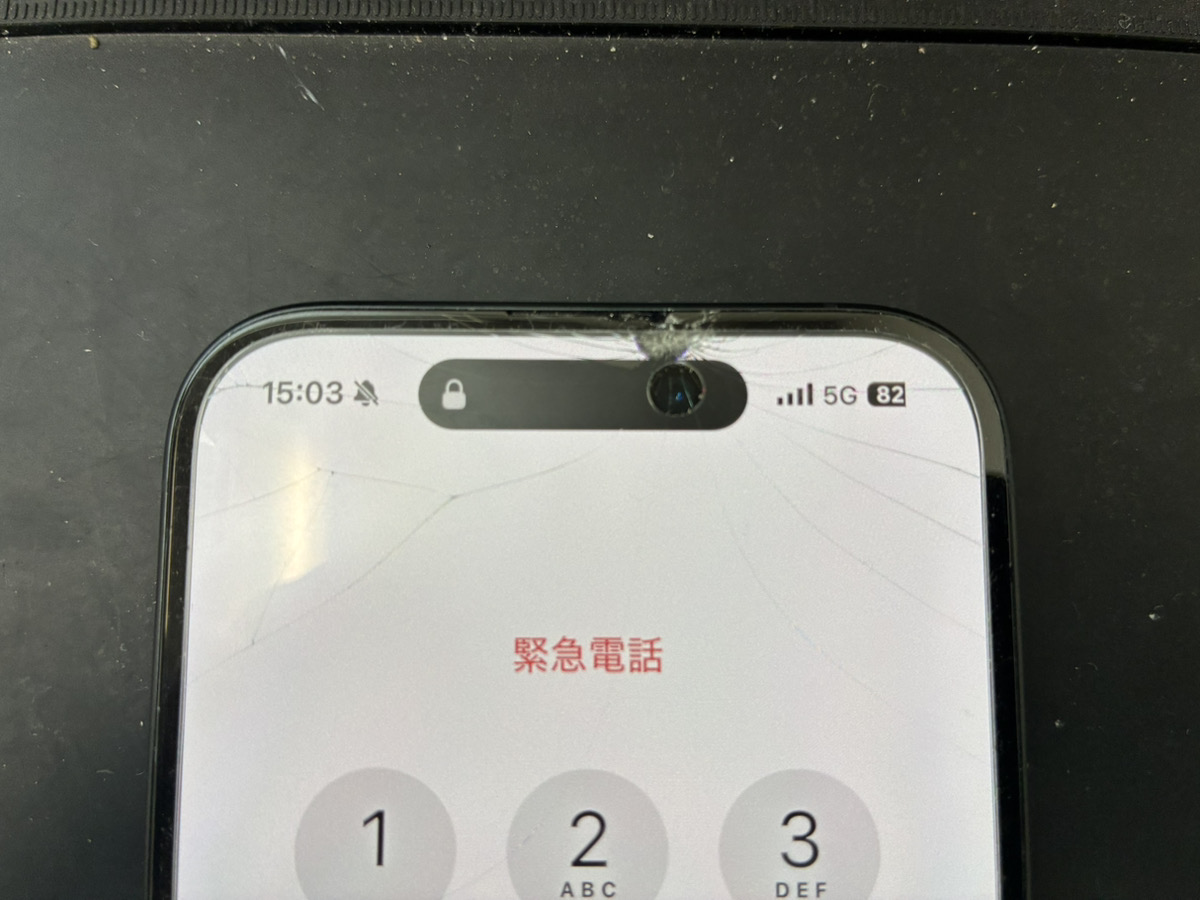 画面が割れているiPhone16