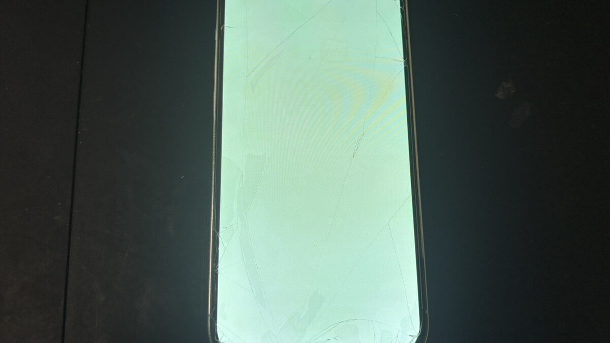 画面割れと水没によって画面が真っ白になってしまったiPhone14Pro