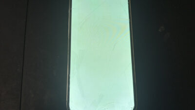 画面割れと水没によって画面が真っ白になってしまったiPhone14Pro