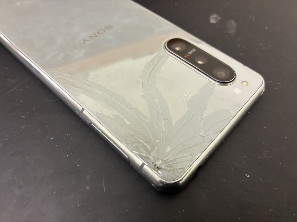背面パネルが割れているXperia5Ⅱ