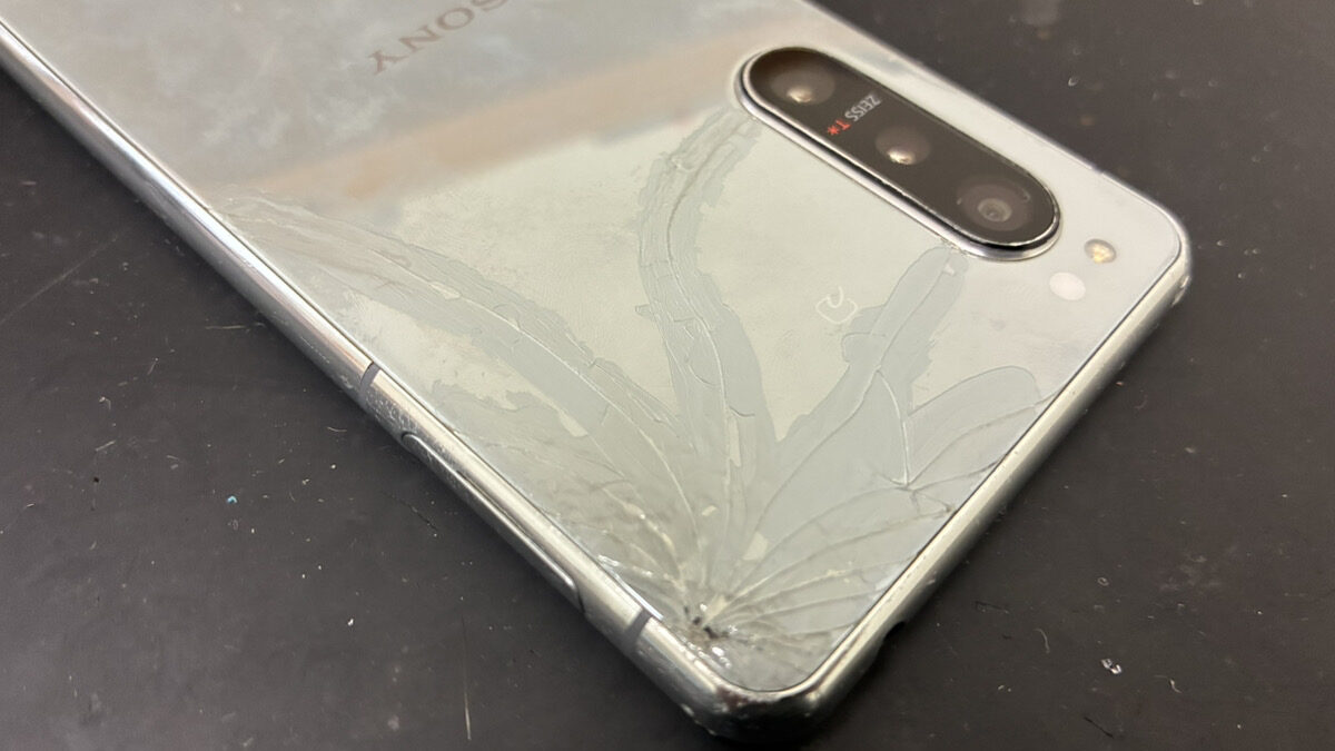 背面パネルが割れたXperia5Ⅱの修理もクイックリペアプラス鹿児島店へ