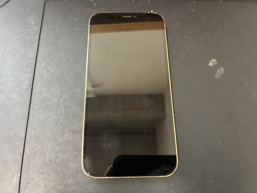 画面が真っ暗になったiPhone12Pro