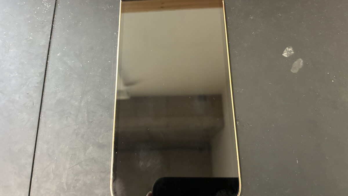 気付いたら画面が真っ暗になっていたiPhone12Proの修理依頼