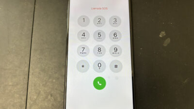 液漏れが起きてタッチ操作にも問題があるiPhone15ProMaxの画面修理依頼