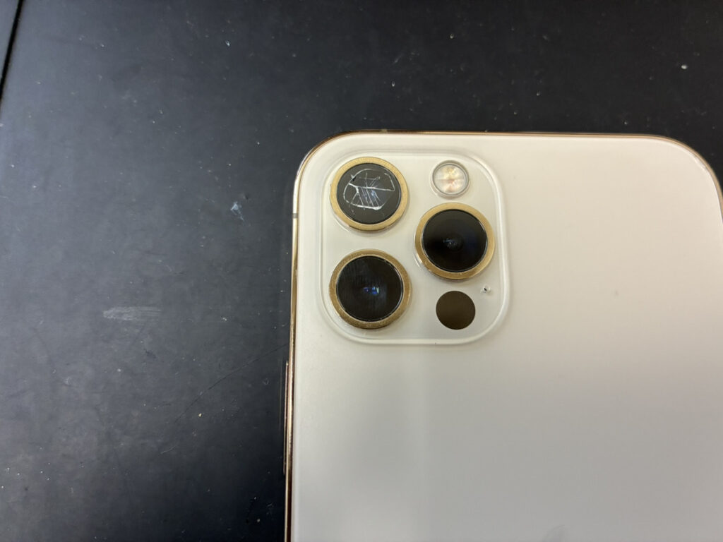 カメラレンズが割れているiPhone12Pro