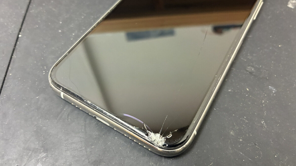 軽度の画面割れが起きているiPhone11Proも早めに修理しましょう！