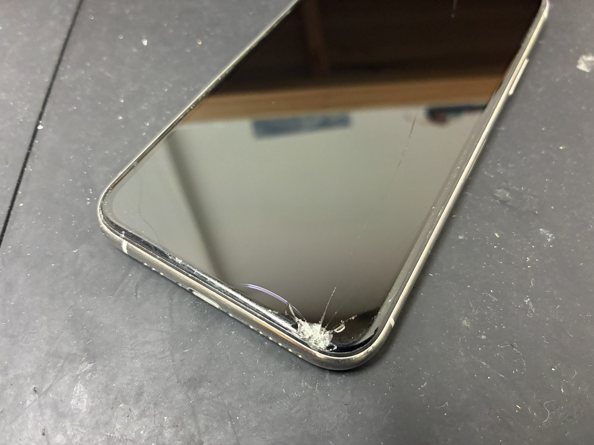 画面が割れているiPhone11Pro