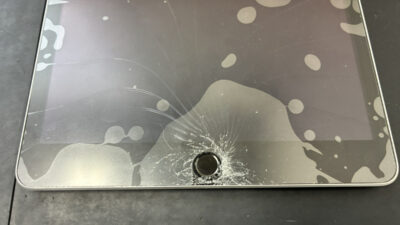 ホームボタン周辺の画面がバキバキに割れたiPad第9世代の修理依頼