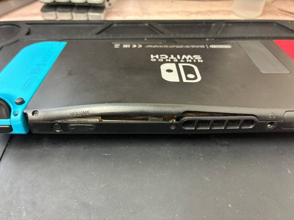 背面が浮き上がっているNintendo Switch