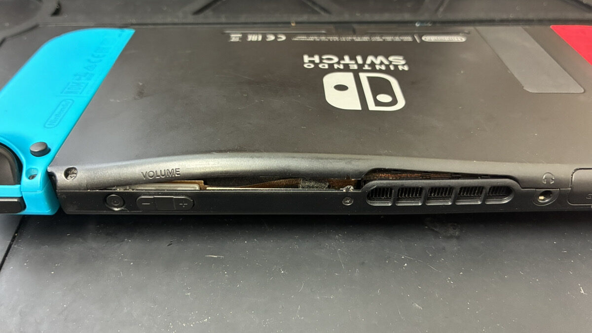 バッテリーの膨張で背面が浮いてきたNintendo Switchも即日修理！