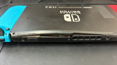 バッテリーの膨張で背面が浮いてきたNintendo Switchも即日修理！