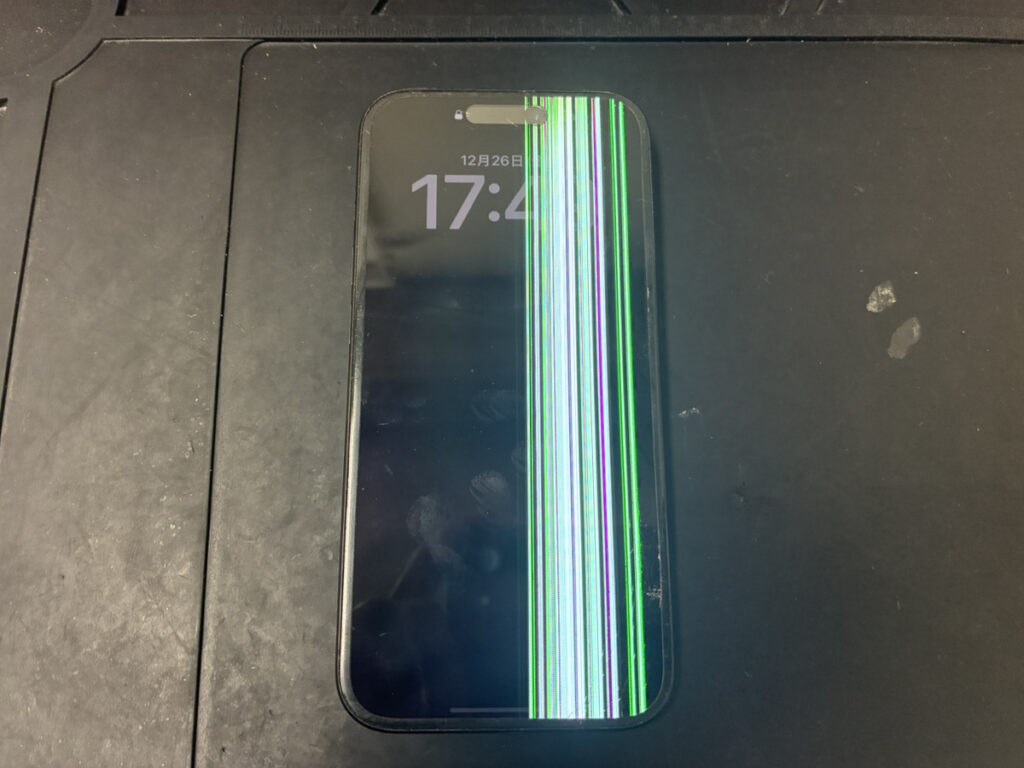 画面が壊れているiPhone15Pro