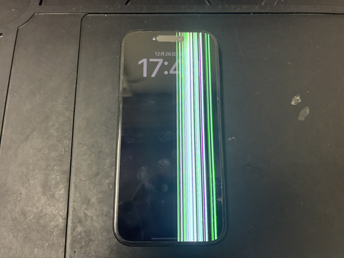 画面が壊れているiPhone15Pro