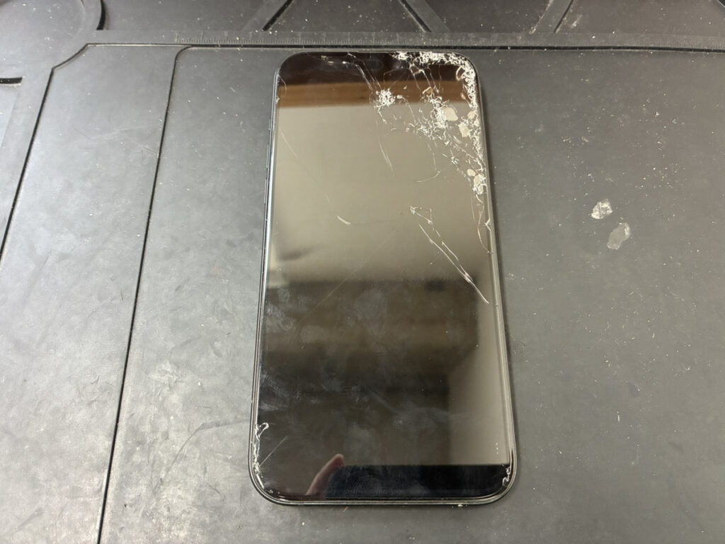 画面が壊れているiPhone15Plus