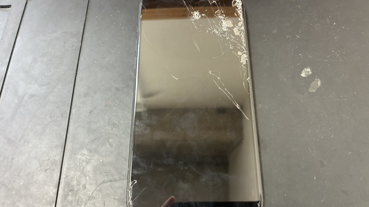 フォークリフトに踏まれて画面が壊れたiPhone15Plusの復旧修理