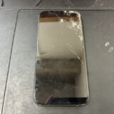 フォークリフトに踏まれて画面が壊れたiPhone15Plusの復旧修理