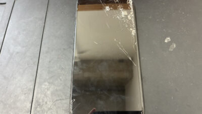 フォークリフトに踏まれて画面が壊れたiPhone15Plusの復旧修理