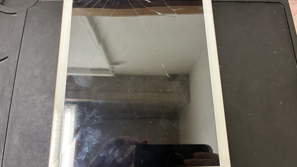 画面が粉々に割れてしまったiPad第6世代の修理も即日対応します！