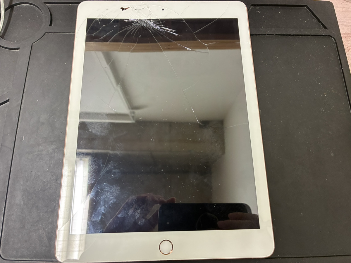 画面が割れているiPad第6世代