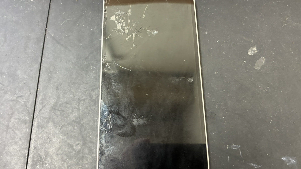 画面破損によって液晶が映らなくなったiPhone13の修理依頼