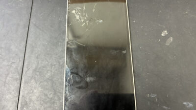 画面破損によって液晶が映らなくなったiPhone13の修理依頼