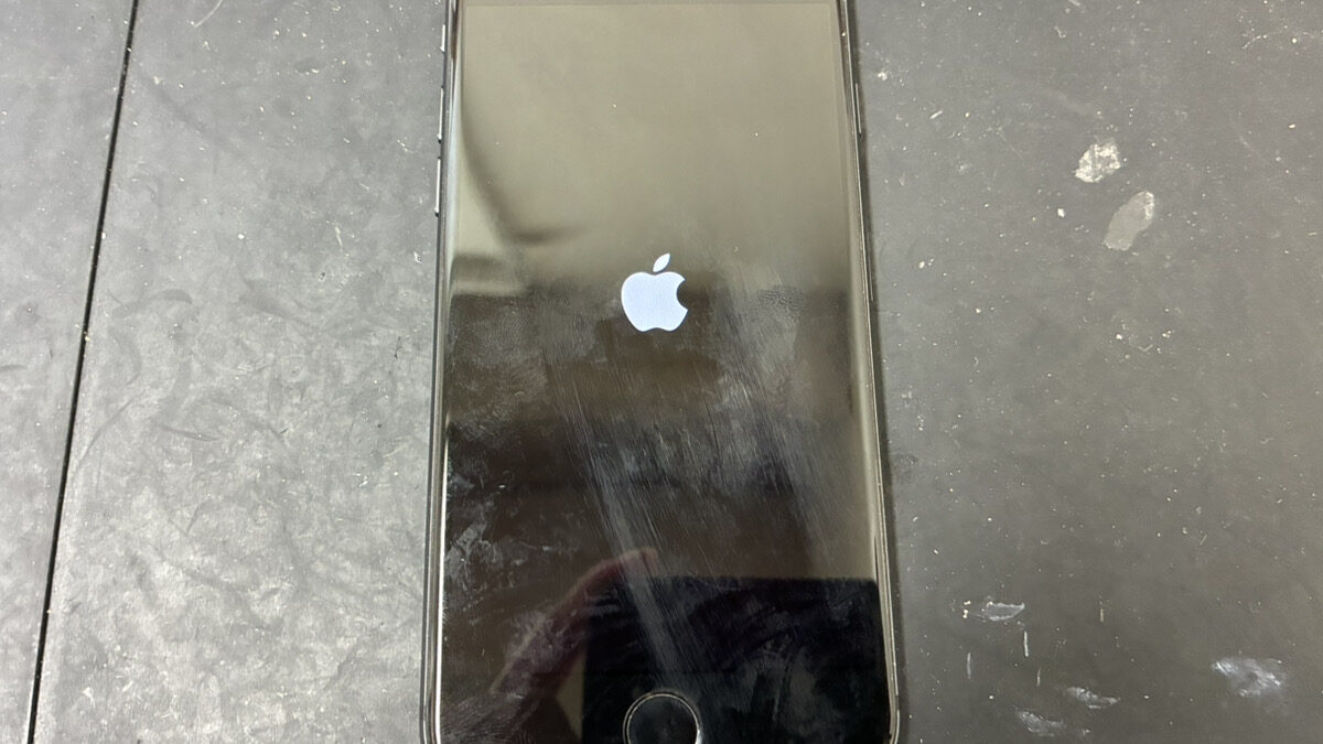 リンゴループになって起動できないiPhone8の復旧修理依頼