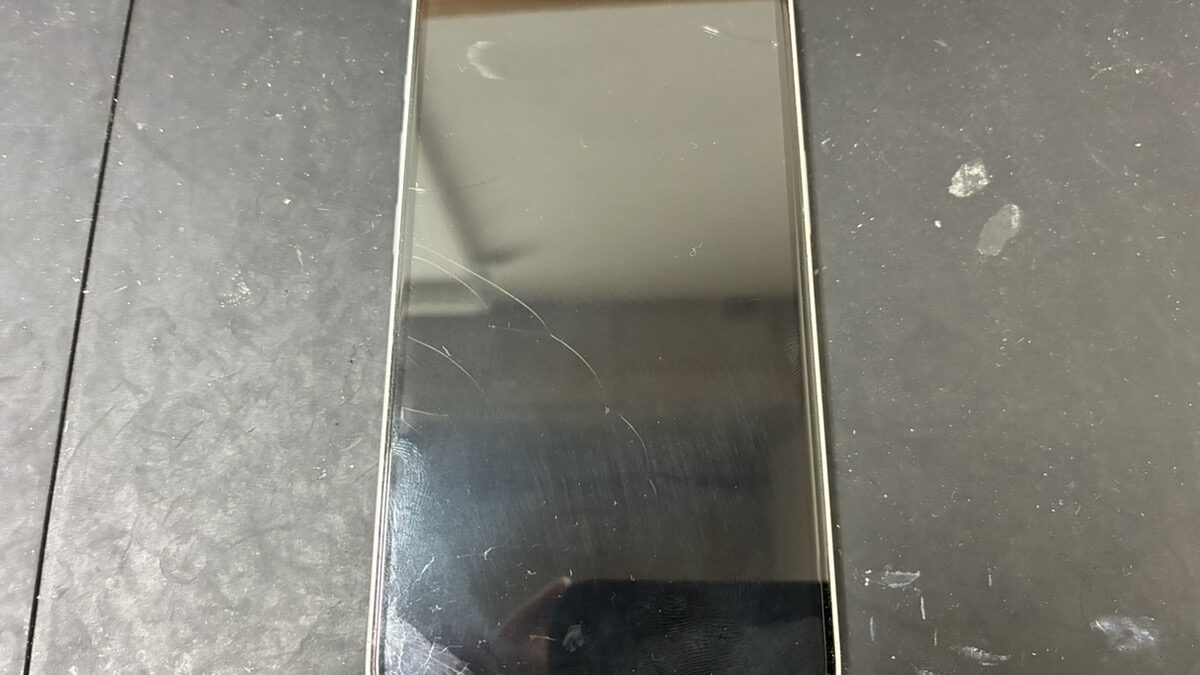 ガラス割れで画面が真っ暗になったiPhone16の修理依頼
