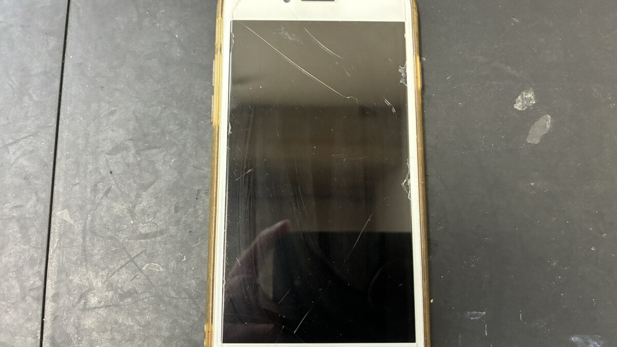 突然電源が入らなくなったiPhoneSE3の復旧修理依頼