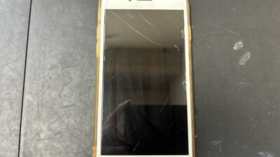 突然電源が入らなくなったiPhoneSE3の復旧修理依頼