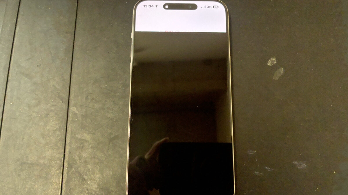 画面が黒くなってしまうiPhone15ProMaxの修理依頼