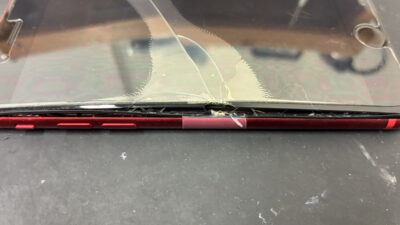 バッテリーの膨張で画面が壊れてしまったiPhoneSE2の修理依頼