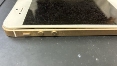 バッテリーの膨張で画面が浮いてきた初代iPhoneSEの修理もまだまだ対応可能！