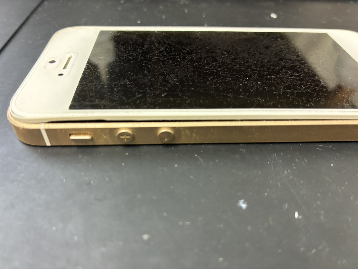 画面が浮いている初代iPhoneSE