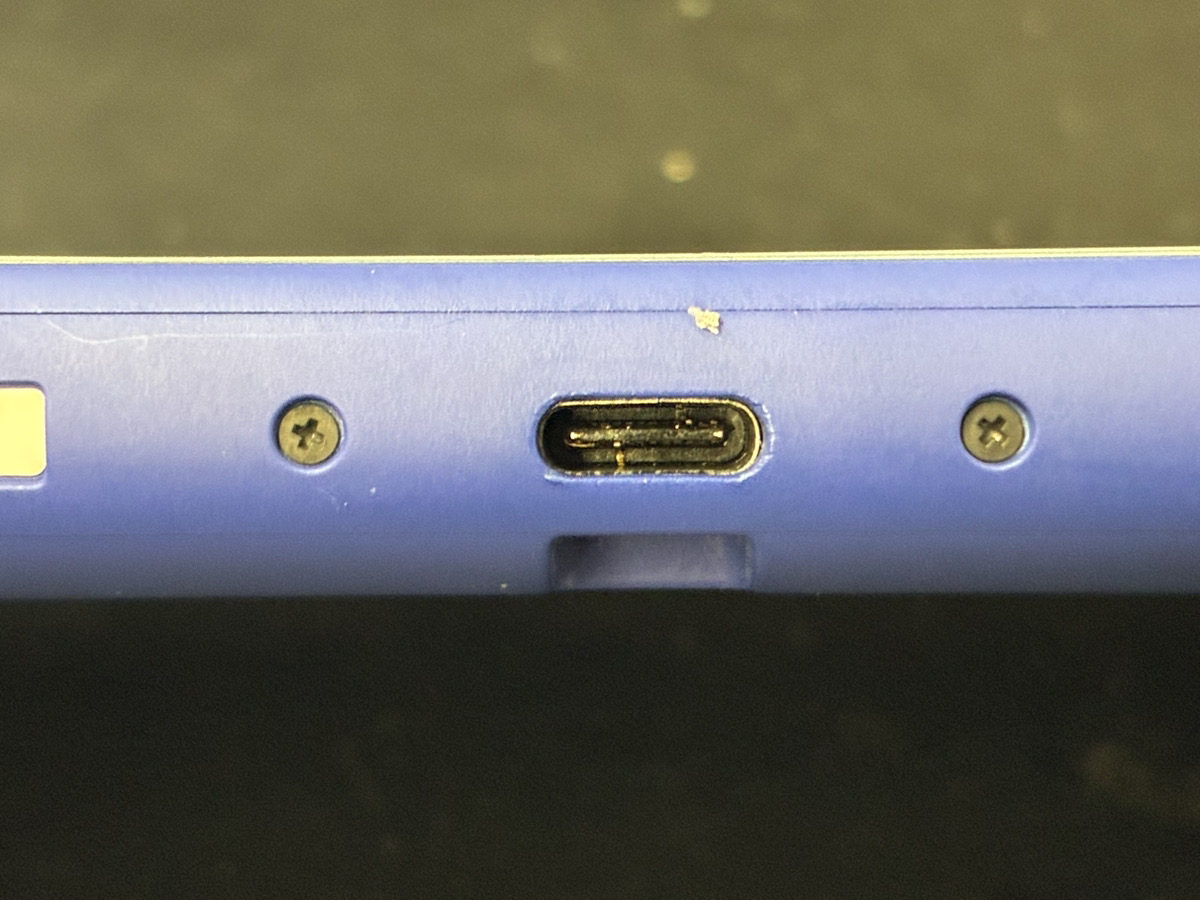 充電口が壊れているNintendo Switch Lite