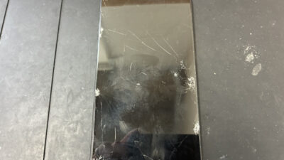 ガラスが粉々に割れたiPhone15Plusの画面修理も最短30分対応！