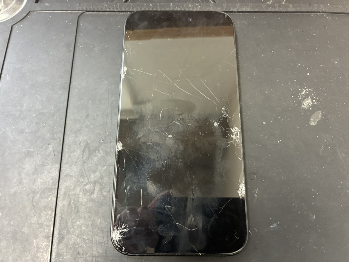 画面が割れているiPhone15Plus