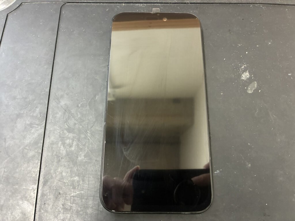 画面交換後のiPhone15Plus
