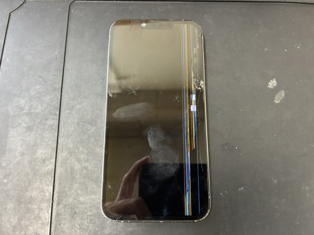 画面が壊れているiPhone13Pro