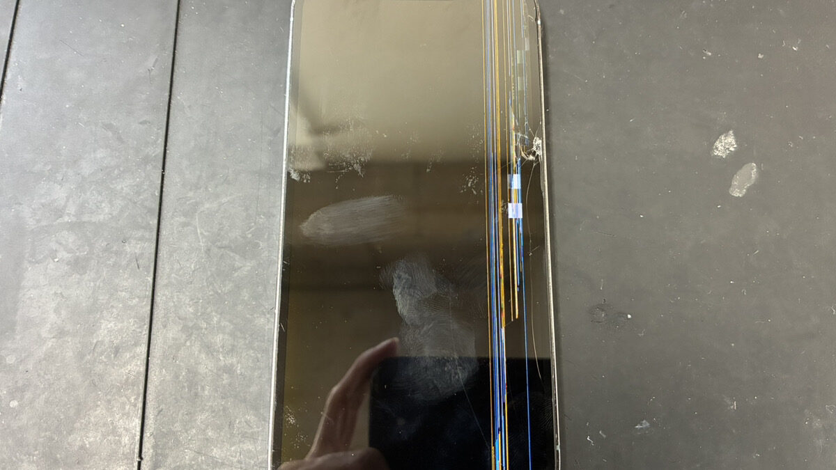 重度の画面破損で液晶が映らなくなったiPhone13Proの修理依頼