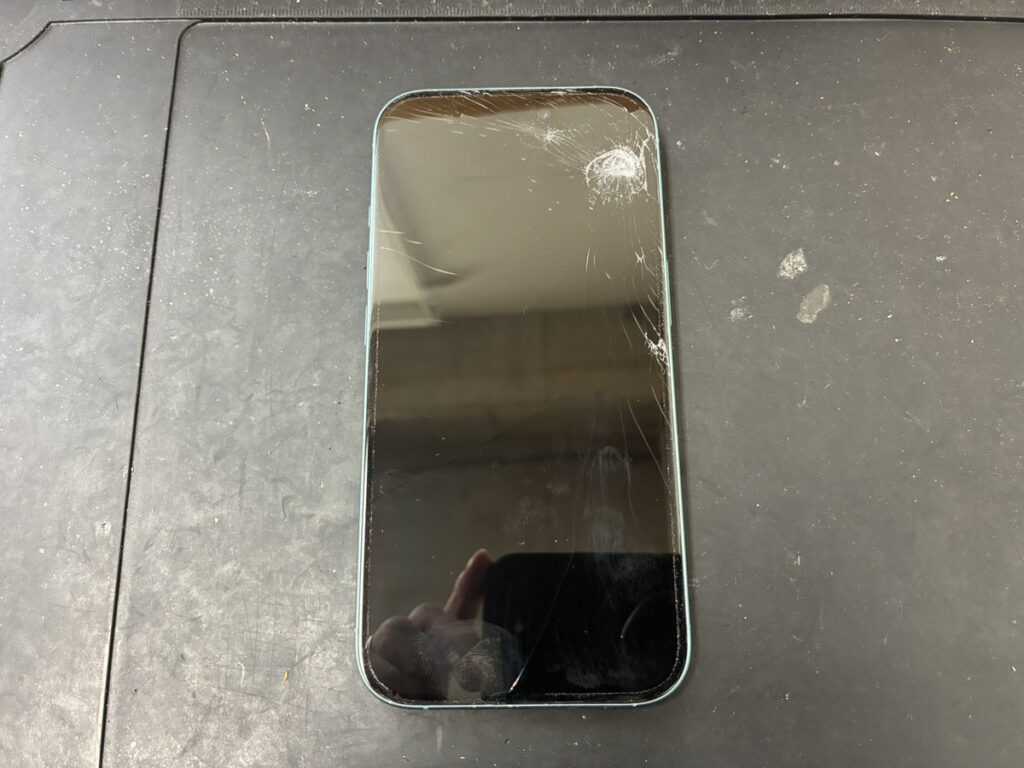 画面が壊れているiPhone16