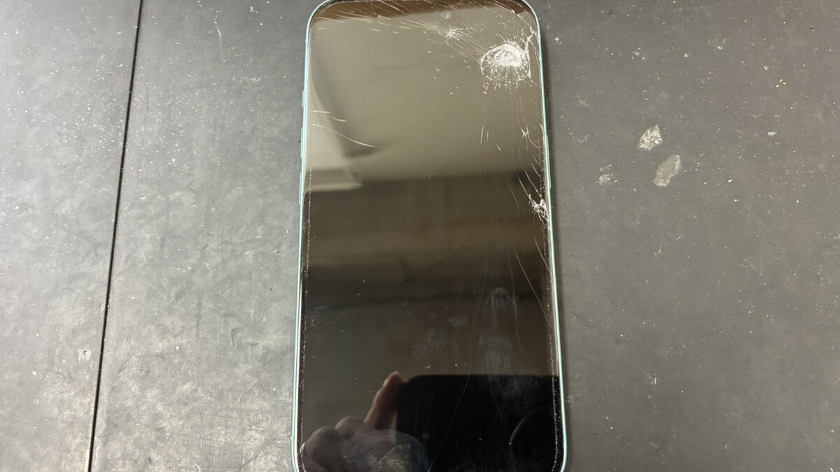 画面割れで液晶が映らなくなったiPhone16の修理依頼